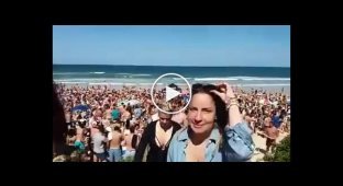 Люди на пляжах Бразилии - коронавирус им не страшен