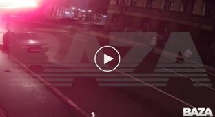 В Петербурге горящий мужчина упал с крыши на прохожую