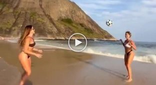 Дівчата, пляж, футбольна техніка