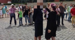 В центре Москвы за перформанс с бритьем головы наголо была задержана активистка Катрин Ненашева (2 фото)