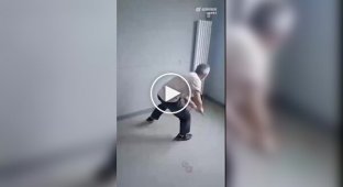 Строитель разобрал выполненный им ремонт из-за невыплаты зарплаты