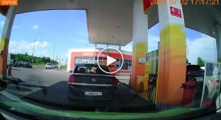 This is impudence! Fuel is stolen right at the gas station while the driver goes to the cash register