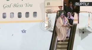 Негоже королю спускаться по лестнице с самолета. Король Саудовской Аравии прилетел в Россию