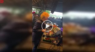 Немецкая техно-бабушка прославилась благодаря футуристичному музыкальному компьютеру