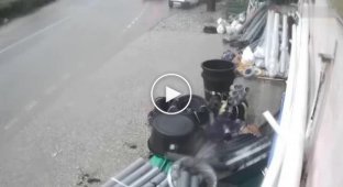 Дагестанец в последнюю секунду спас свою машину от разбушевавшейся стихии