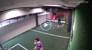 Подросток едва не погиб от удара током — друг спас его ценой риска для собственной жизни