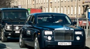 В Петербурге полицейские задержали кортеж с участием Rolls-Royce, но вскоре всех отпустили (2 фото + 1 видео)