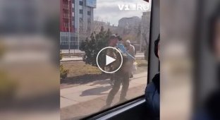 Оккупант показывает гениталии пассажирам троллейбуса в российском Волгограде