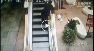 A Chinese woman entered the city for the first time and ended up on an escalator