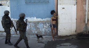 Бразильские военные наводят порядок в фавелах Рио-де-Жанейро (12 фото)