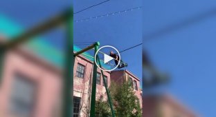 Те, про що мріяли діти у дворах: чоловік прокрутився на гойдалках навколо осі