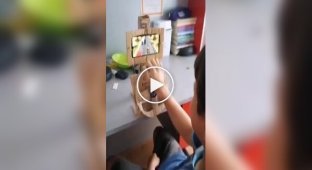Школьник превратил свой телефон в игровую консоль с помощью картона