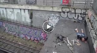 Французский экстремал решил прокатится на крыше поезда метро