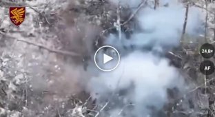 Шматки окупанта летять у повітрі після атаки українського дрона-камікадзе