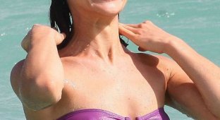 Ольга Куриленко на пляже Майями (4 фото)