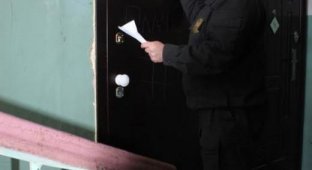 В Екатеринбурге подсудимый спрятался от судебных приставов в холодильнике (5 фото)