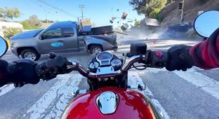 Ужасающий момент: мотоциклист из Калифорнии снял на видео ДТП с несколькими автомобилями, которое чуть не убило его (6 фото + 1 видео)