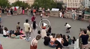 In Paris, a guy made an unsuccessful proposal to a girl