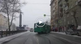 В Новосибирске немного похолодало троллейбус буксует на скользкой дороге