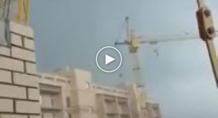 Рабочие сняли, как падали краны на стройке в Тюмени (мат)