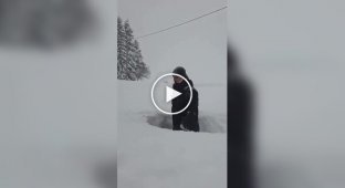 Чоловік смішно продемонстрував, що намело майже два метри снігу.