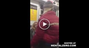 Жесткая драка девушек в метро