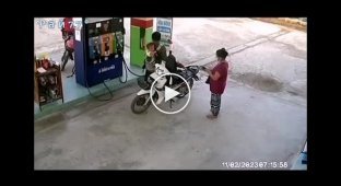 A father with a child behind his back put out a gas station in Thailand