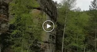 Эпичный прыжок в воду со скалы