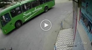 Автобус который чуть не убил мужчину