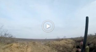 Украинские солдаты используют реактивную систему залпового огня 9П132 «Град-П»