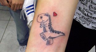 Смешные и странные татуировки с динозаврами (9 фото)