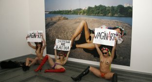 Активистки FEMEN разделись до трусов в PinchukArtCentre (3 фото+видео)