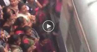 Десятки индийских женщин штурмуют вагоны поезда  