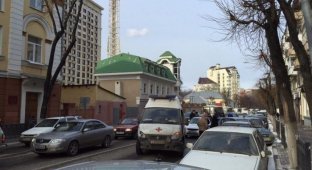 В Воронеже пьяный водитель скорой помощи протаранил шесть автомобилей (6 фото + видео)