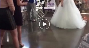 Having caught a bouquet at a friend’s wedding, the girl definitely didn’t expect this