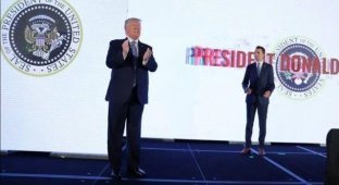 Дональд Трамп на фоне странного герба (2 фото)