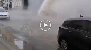 В Питере фонтан кипятка из-под земли заливает дома и припаркованные машины