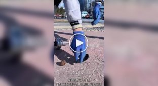 Китайский бренд доказал: их туфли практически неубиваемы