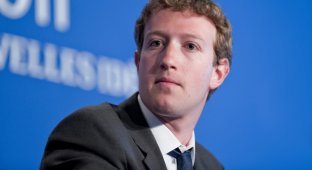Паранойя Цукерберга: основатель Facebook заклеил скотчем веб-камеру и микрофон на своём ноутбуке (5 фото)