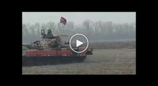 В направлении Мариуполя движется колонна из танков и БМП-1 под флагами ЛДНР и РФ