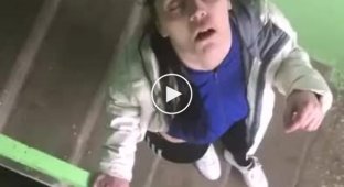 В Воронеже молодая девушка-наркоманка пришла ловить кайф в подъезд