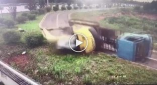 Пассажир успел выпрыгнуть из грузовика, прежде чем он опрокинулся на повороте в Китае