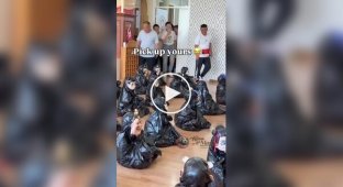 Родители пытались угадать, в каком из мусорных пакетов спрятан их ребенок