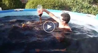 Парни утопили дрон в бассейне с колой 