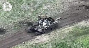 A Bradley infantry fighting vehicle with a TOW missile destroyed a Russian T-80 tank