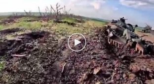 Украинские солдаты в захваченных русских окопах