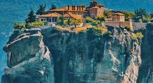Why are the monasteries on the Greek rocks called Meteora, where did they come from and how did the monks climb up (8 photos)