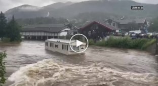 In Norway, a house floated down the river after the flood and crashed into a bridge