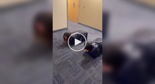 Студенти залізли в мішки і влаштували незвичайний забіг