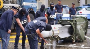 Итальянская полиция изъяла ракету класса "воздух-воздух" (3 фото)